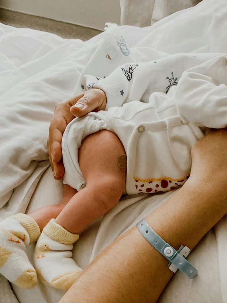 Hvor meget skal en nyfødt tage på i vægt i døgnet? Hvordan ved jeg, om min baby får nok mælk?
