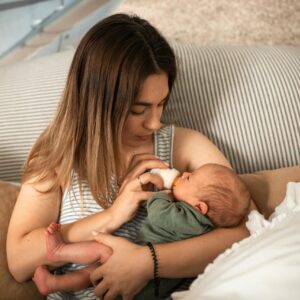 Sover baby bedre på modermælkserstatning?